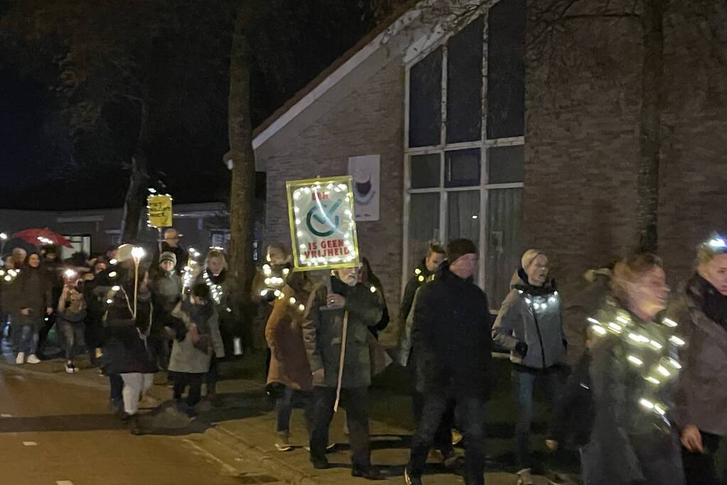 Grote opkomst bij lichtjestocht tegen coronamaatregelen