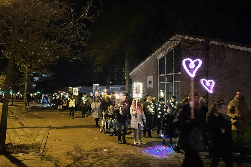 Grote opkomst bij lichtjestocht tegen coronamaatregelen