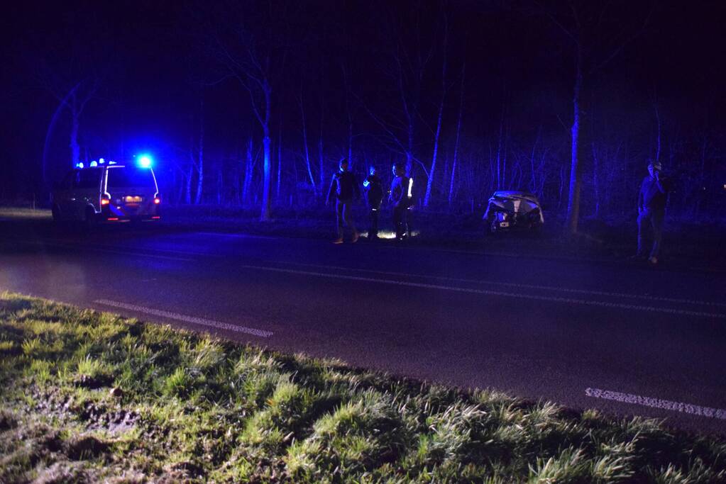 Automobilist belandt tegen boom