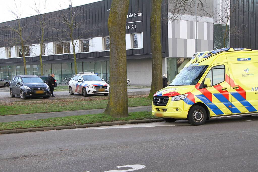 Fietser gewond bij botsing op rotonde