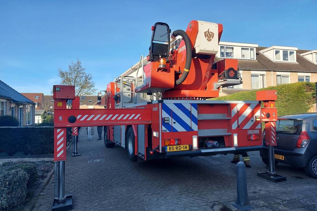 Brandweer redt kat van dak