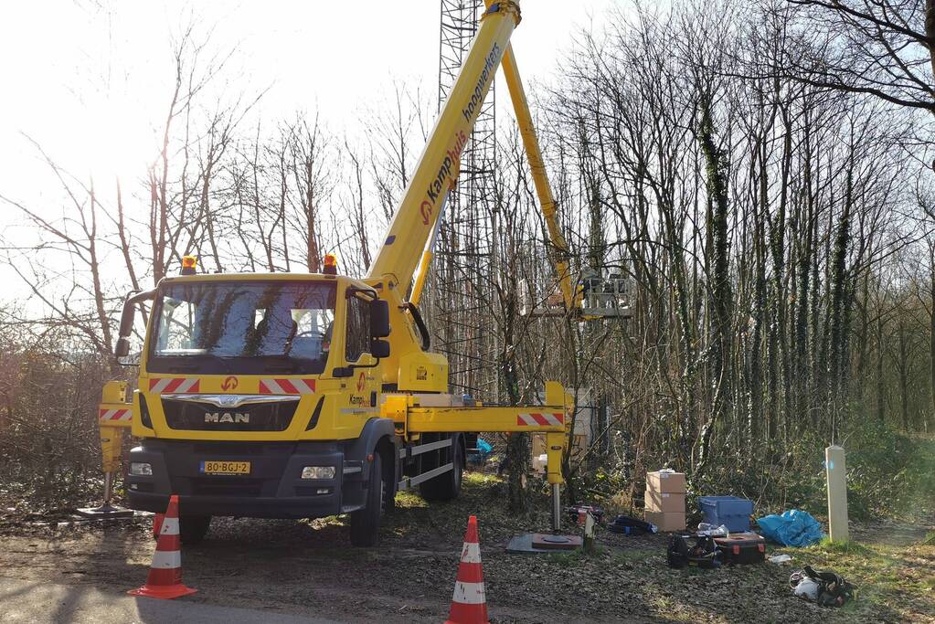 Herstel werkzaamheden afgebrande zendmast in volle gang