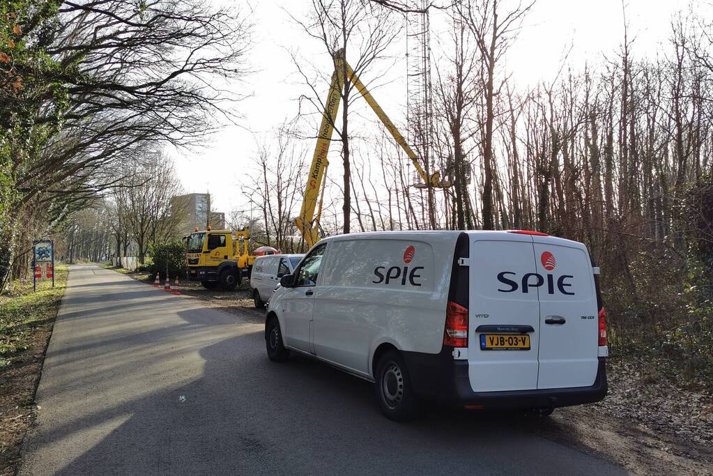 Herstel werkzaamheden afgebrande zendmast in volle gang