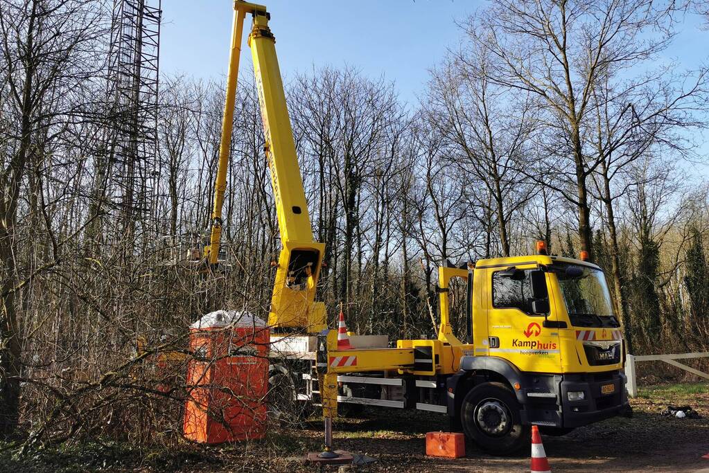 Herstel werkzaamheden afgebrande zendmast in volle gang
