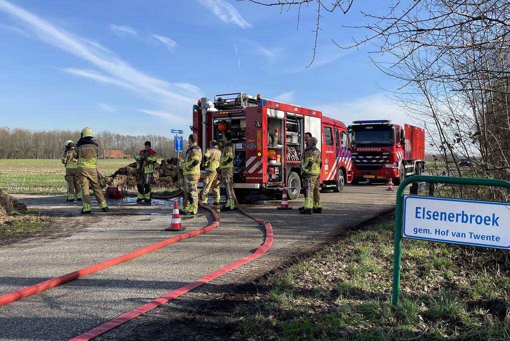Brand in berg met gemaaid riet