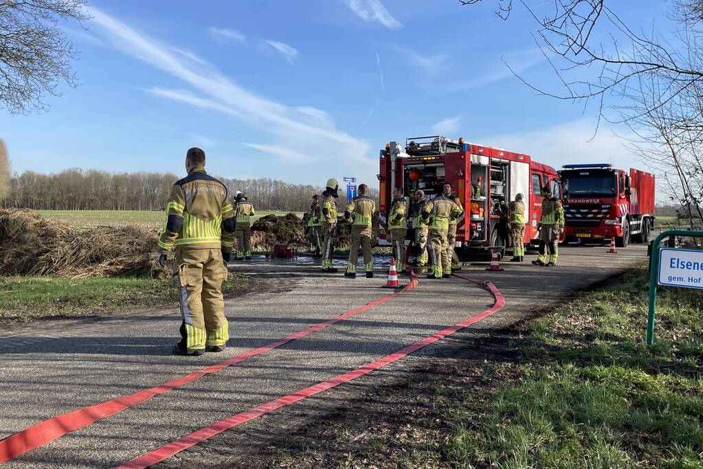 Brand in berg met gemaaid riet