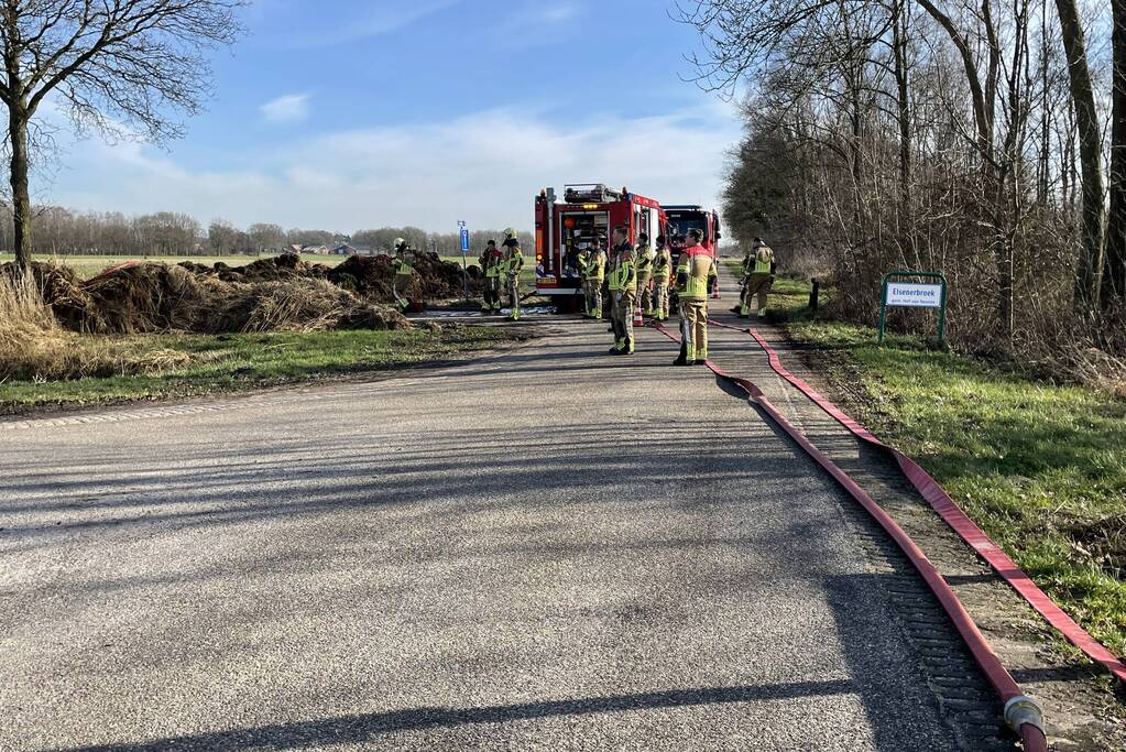 Brand in berg met gemaaid riet