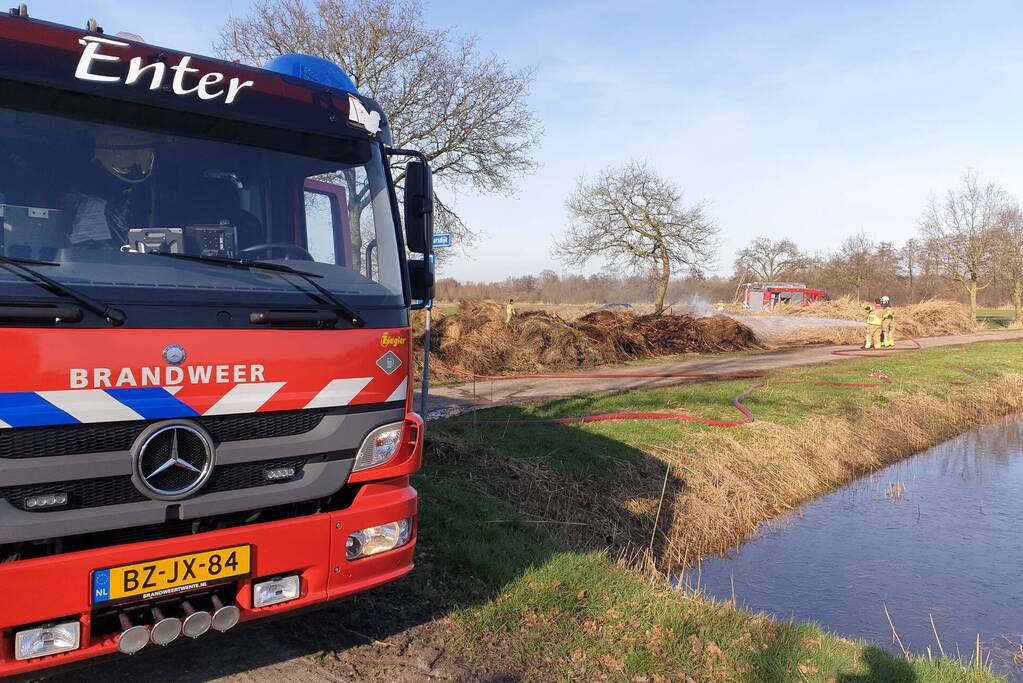 Brand in berg met gemaaid riet