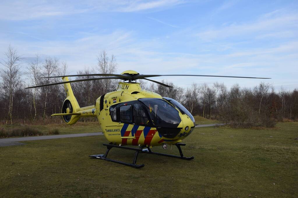 Traumahelikopter landt midden in bos
