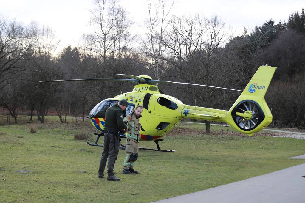 Traumahelikopter landt midden in bos