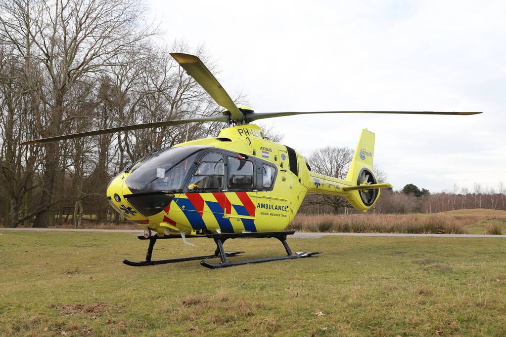 Traumahelikopter landt midden in bos
