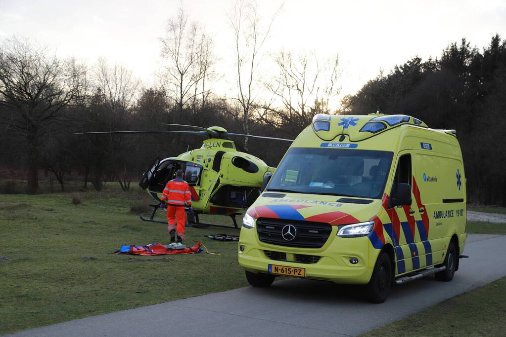 Traumahelikopter landt midden in bos