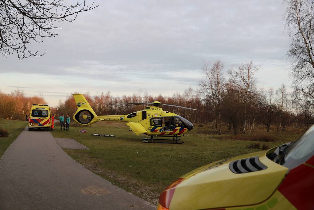 Traumahelikopter landt midden in bos