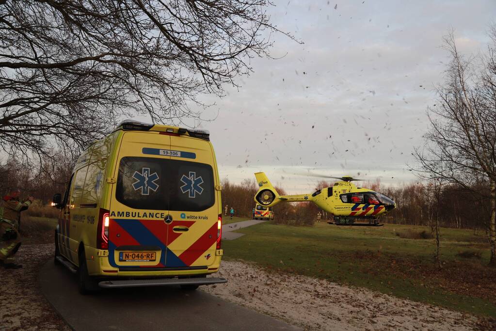 Traumahelikopter landt midden in bos
