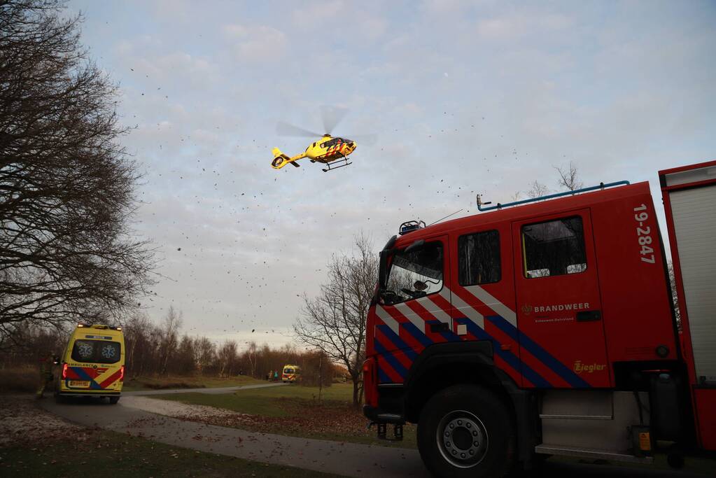 Traumahelikopter landt midden in bos