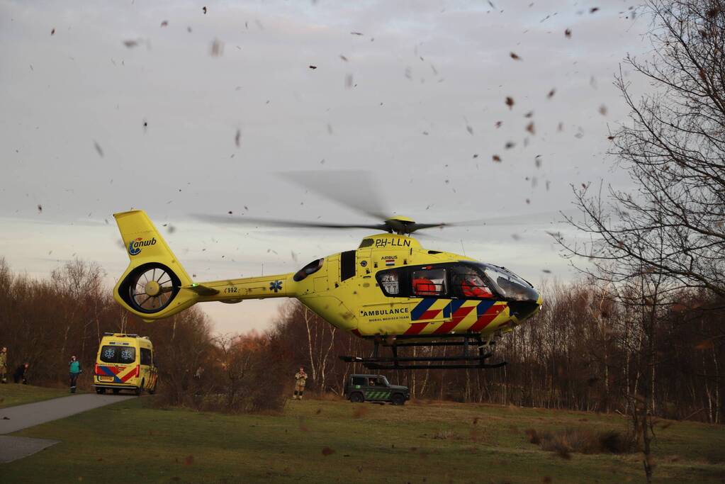 Traumahelikopter landt midden in bos