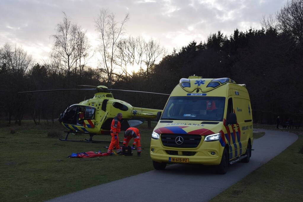 Traumahelikopter landt midden in bos