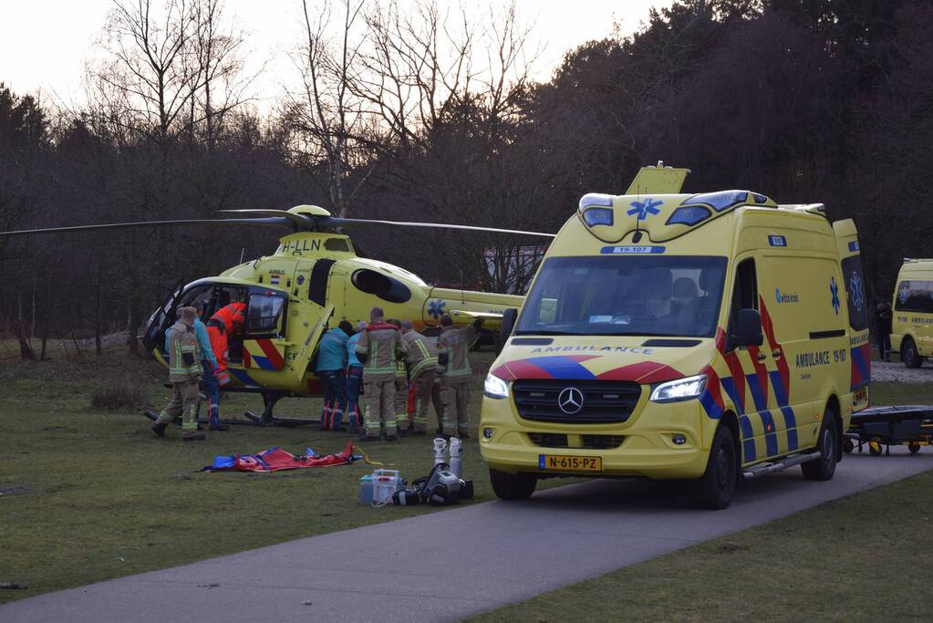 Traumahelikopter landt midden in bos