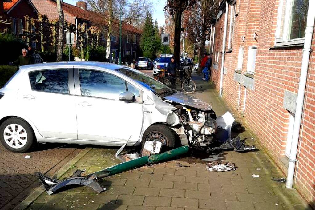 Enorme schade bij botsing tussen twee auto's