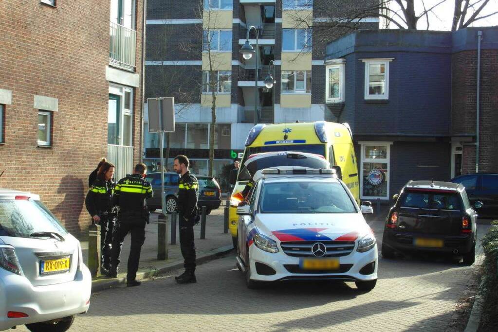 Enorme schade bij botsing tussen twee auto's