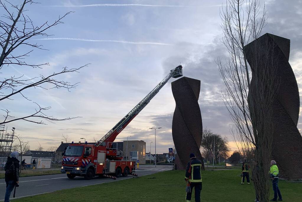 Brandweer redt gans uit kunstwerk