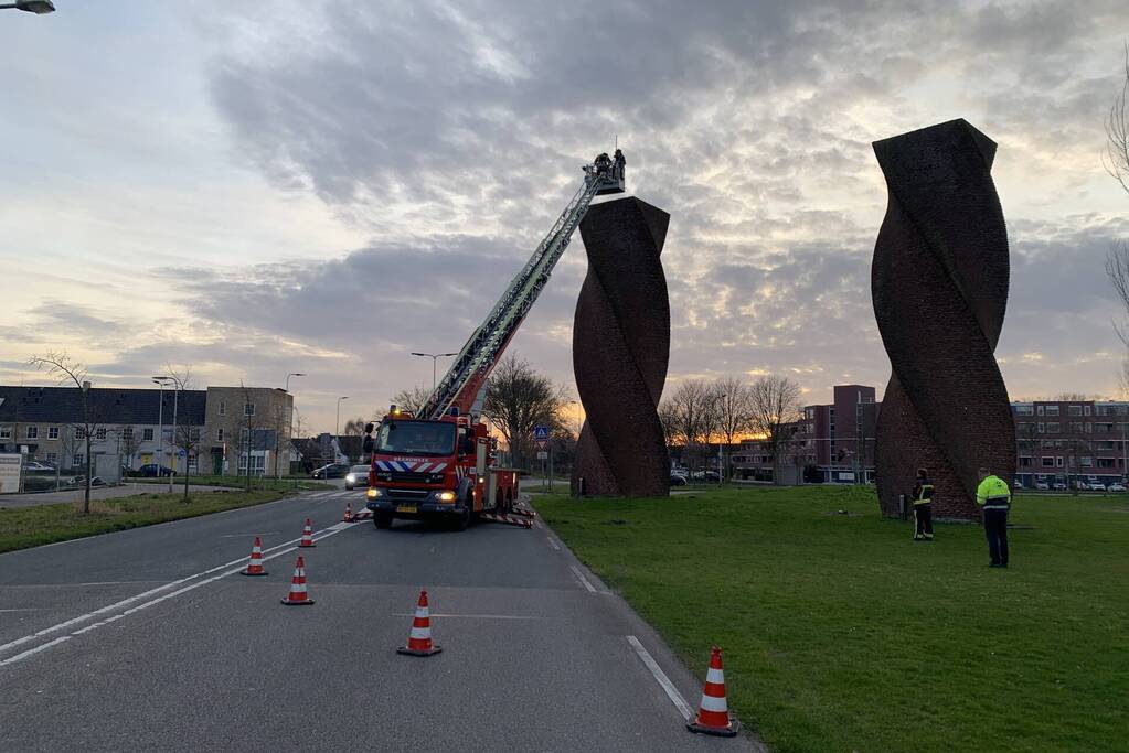 Brandweer redt gans uit kunstwerk