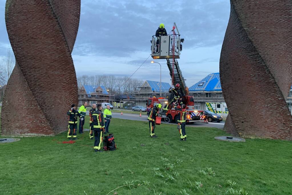 Brandweer redt gans uit kunstwerk