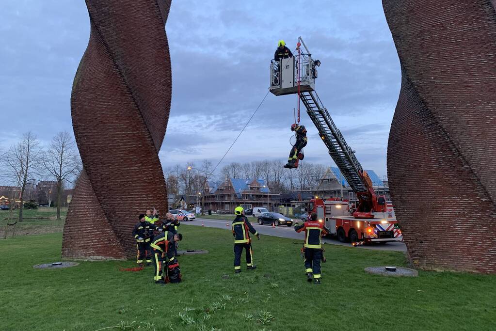 Brandweer redt gans uit kunstwerk
