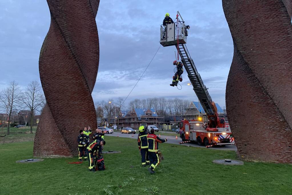 Brandweer redt gans uit kunstwerk