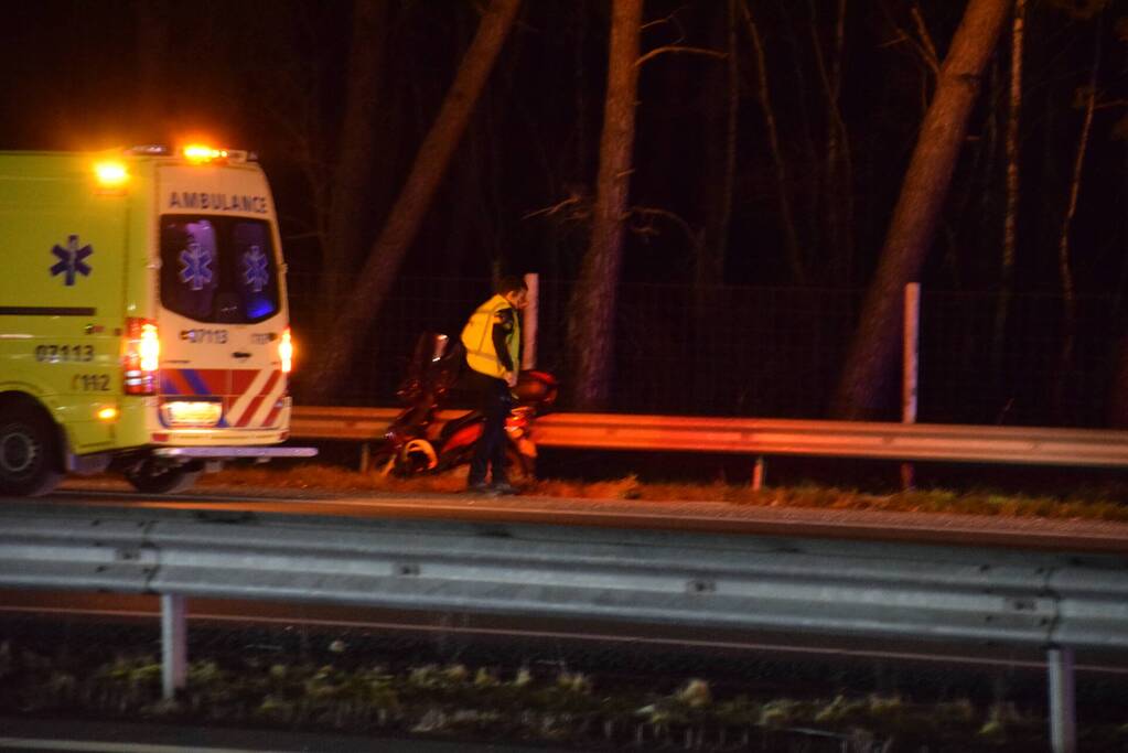 Personenauto belandt door ongeval achterstevoren op snelweg
