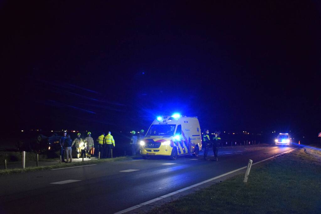 Voertuig belandt ondersteboven door ongeval