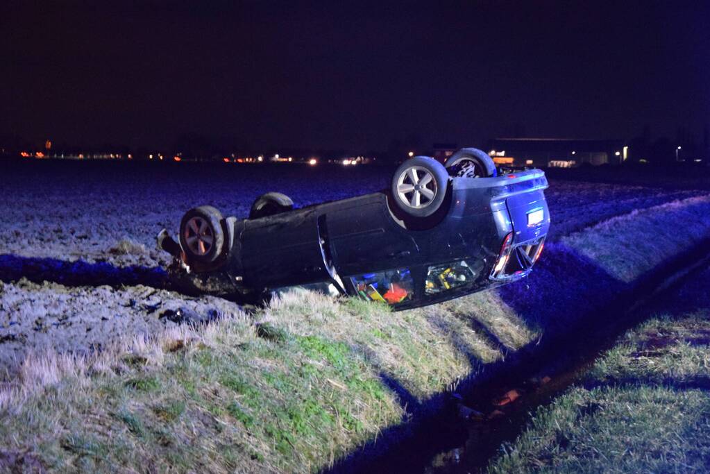 Voertuig belandt ondersteboven door ongeval