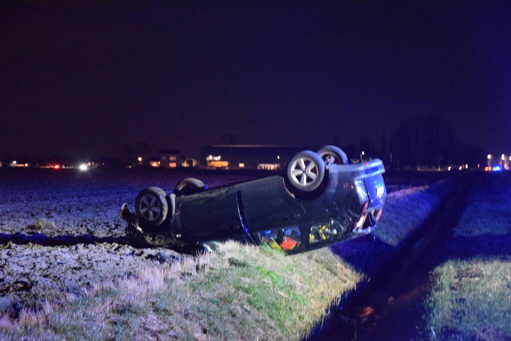 Voertuig belandt ondersteboven door ongeval
