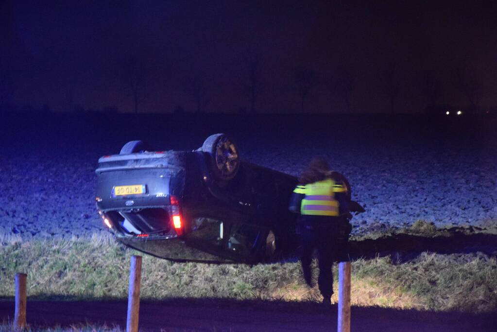 Voertuig belandt ondersteboven door ongeval