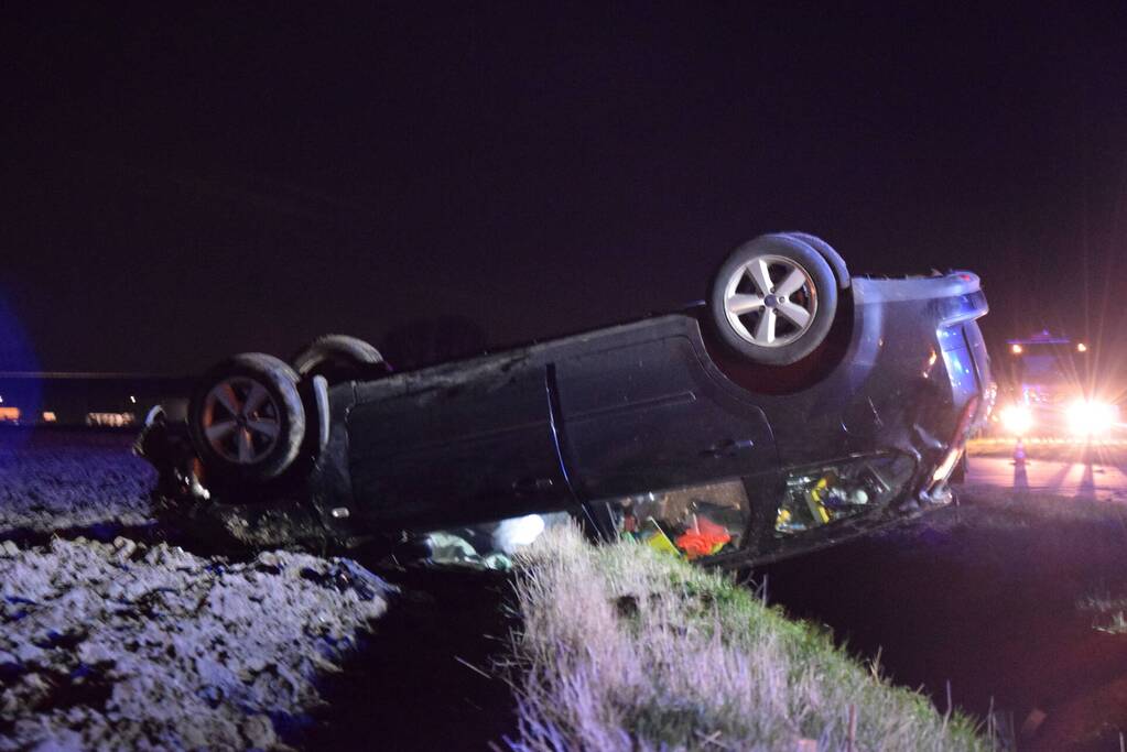 Voertuig belandt ondersteboven door ongeval