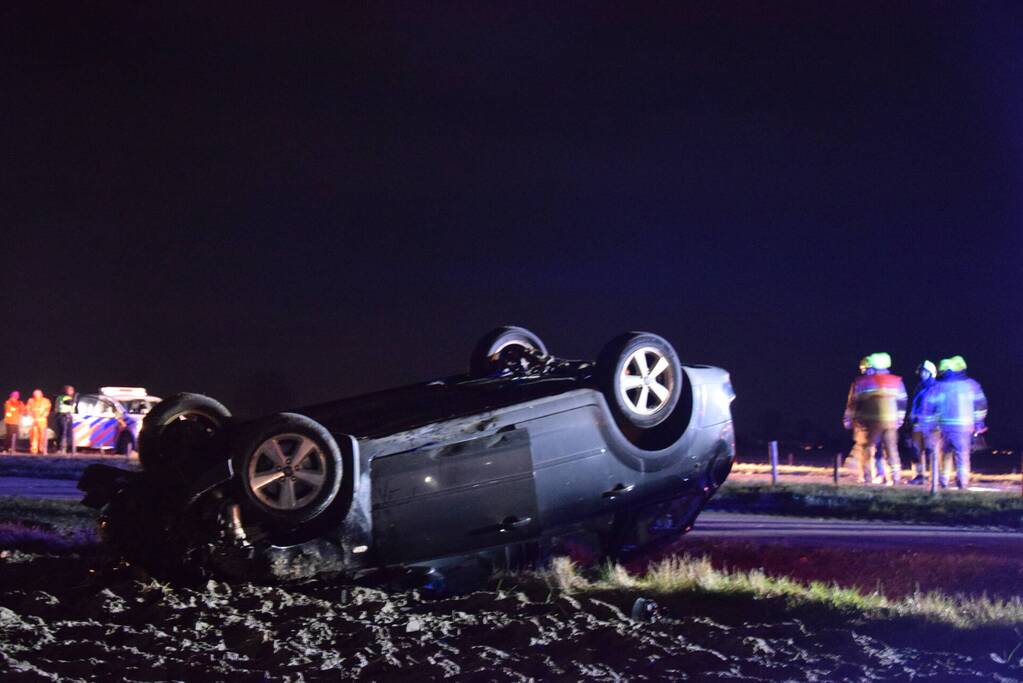 Voertuig belandt ondersteboven door ongeval