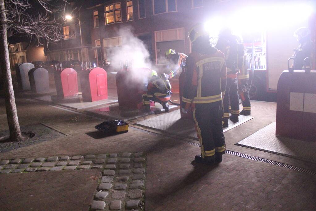 Brand in ondergrondse container snel geblust