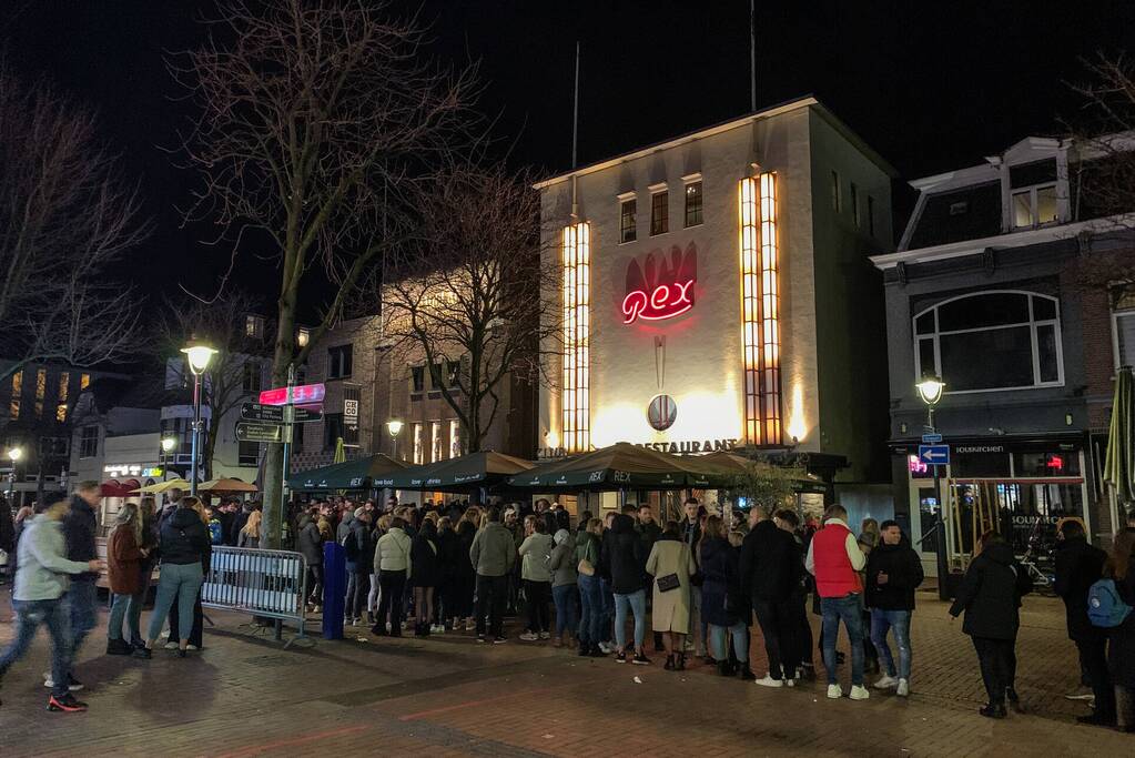 Grote menigte bij opening van nachtleven