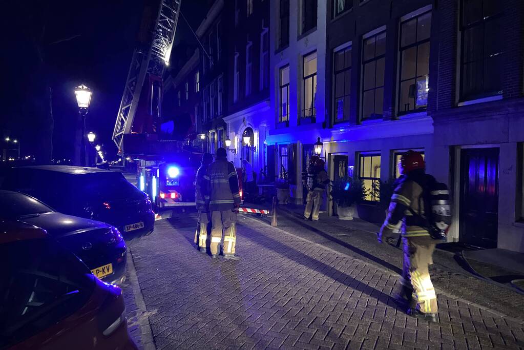 Brandweer redt honden bij forse brand in grachtenpand