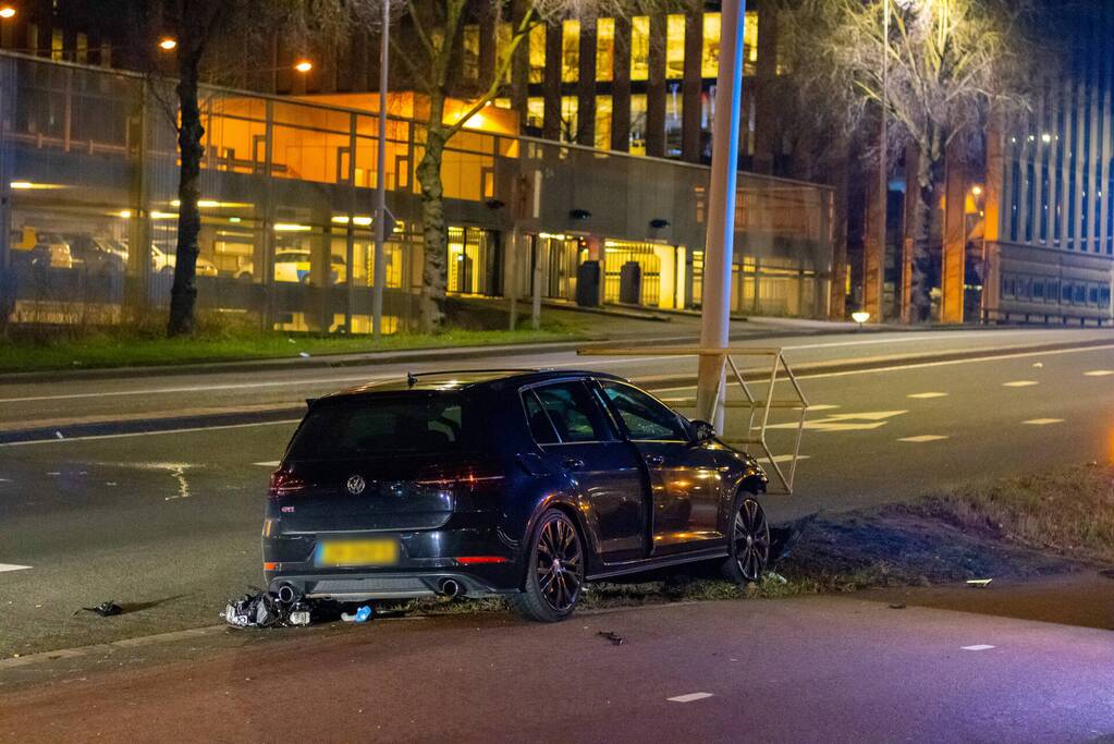 Gewonde bij botsing tegen verkeerspaal