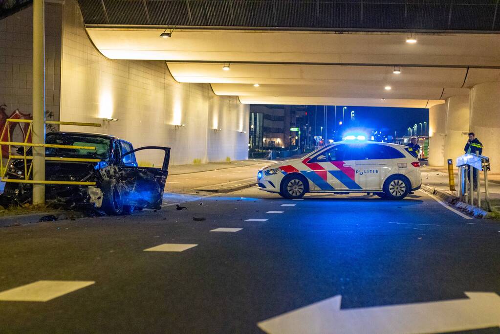 Gewonde bij botsing tegen verkeerspaal