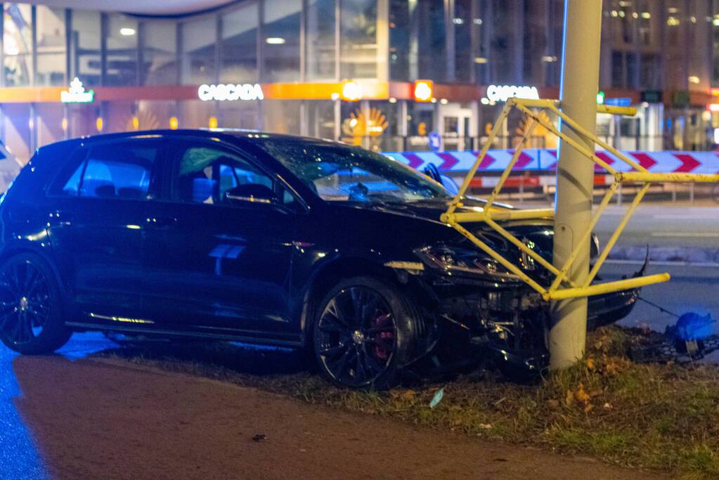 Gewonde bij botsing tegen verkeerspaal
