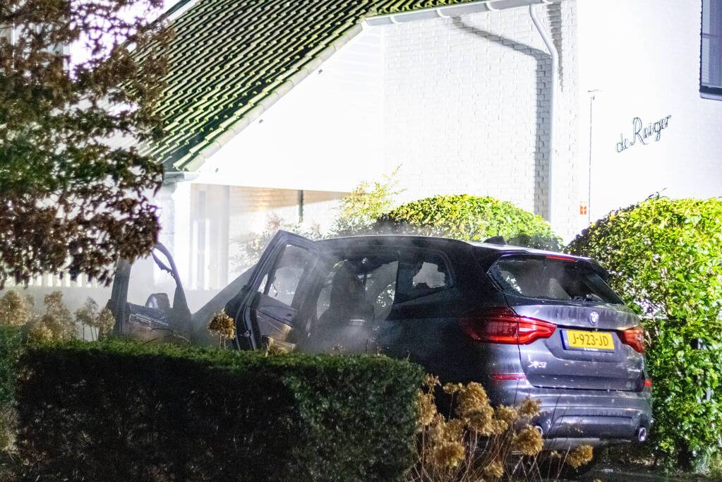 BMW volledig uitgebrand voor woning