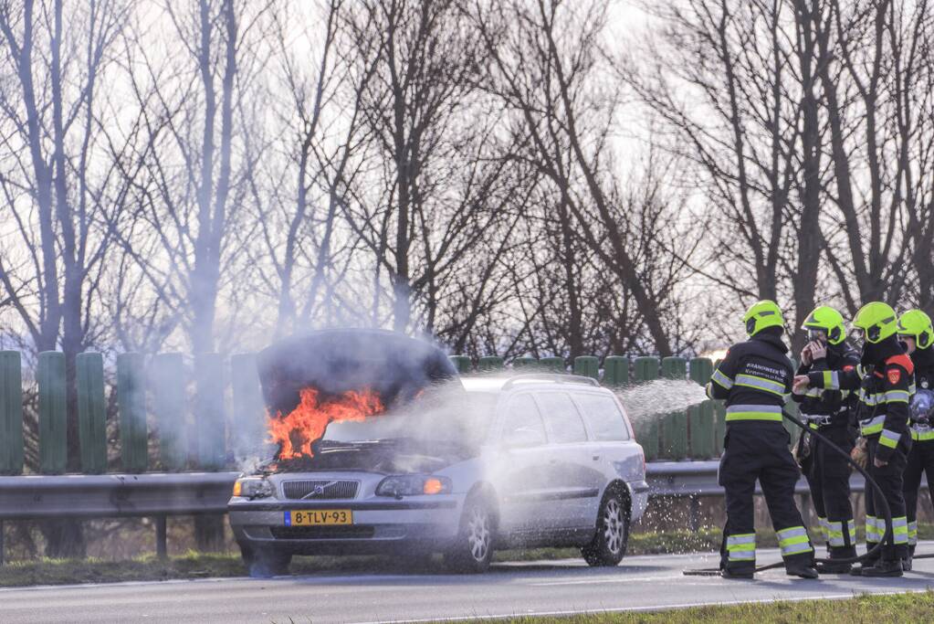 Personenwagen vliegt onder het rijden in brand