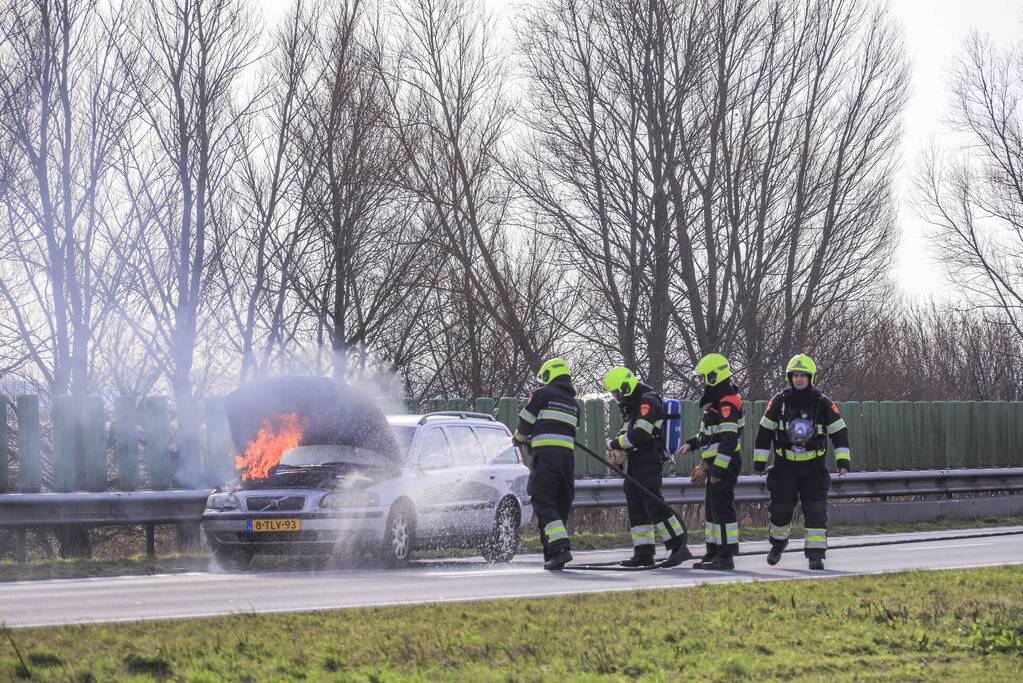 Personenwagen vliegt onder het rijden in brand