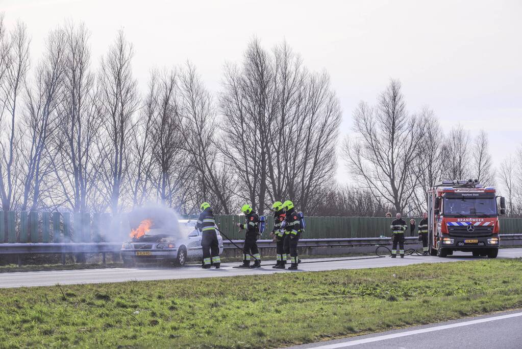 Personenwagen vliegt onder het rijden in brand