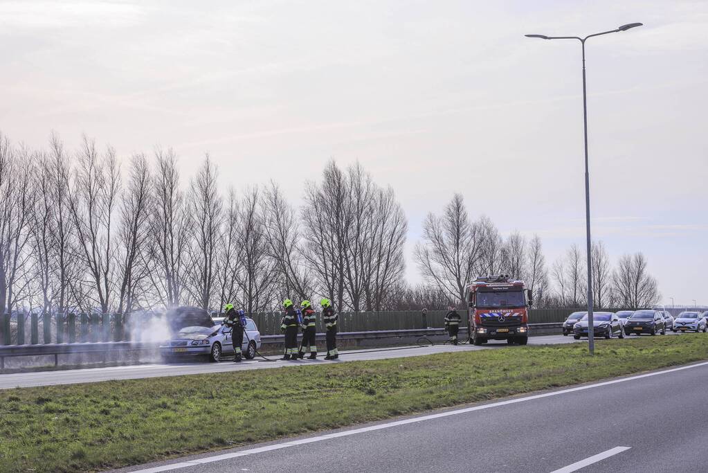 Personenwagen vliegt onder het rijden in brand