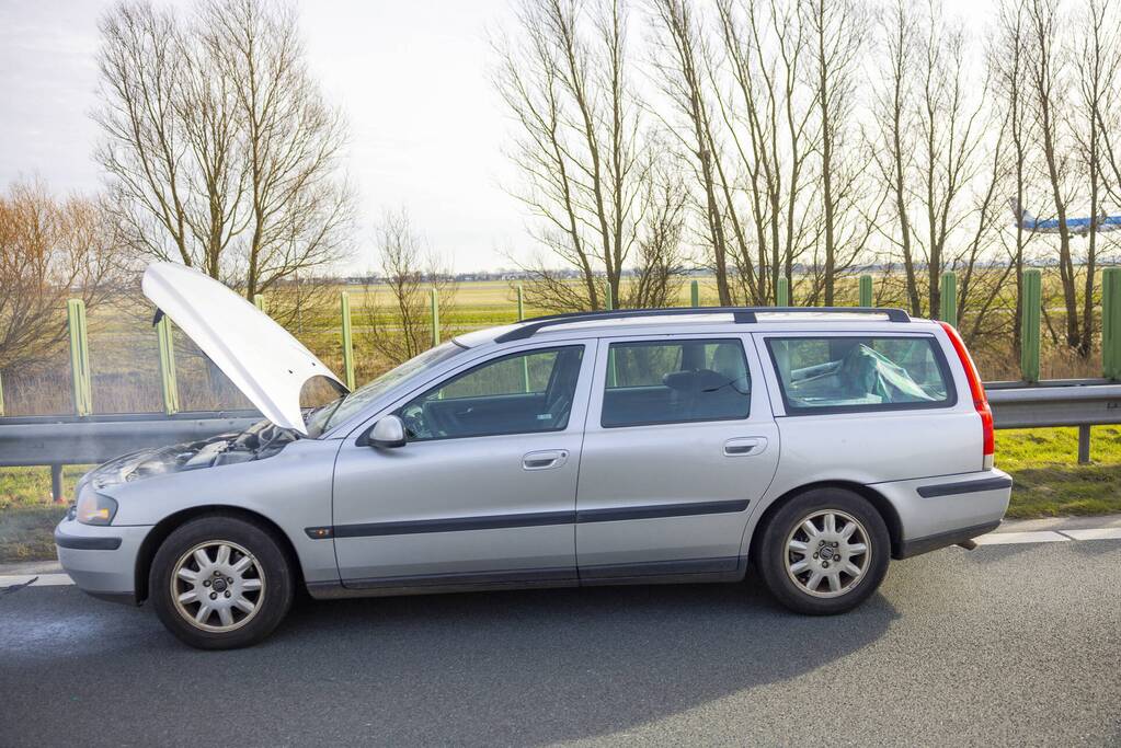 Personenwagen vliegt onder het rijden in brand