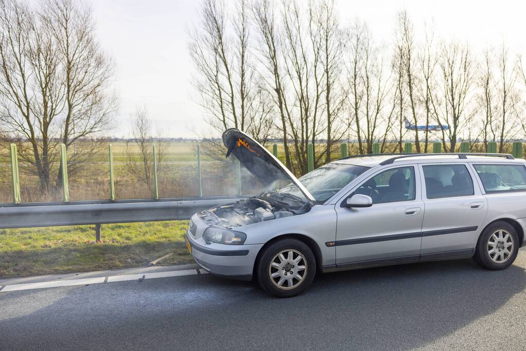 Personenwagen vliegt onder het rijden in brand