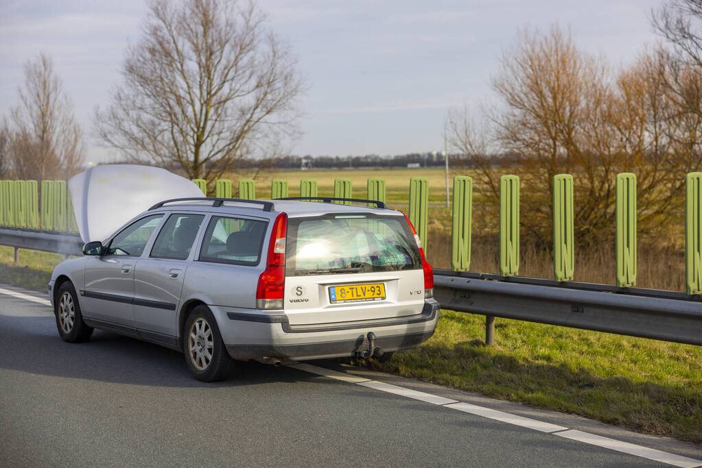 Personenwagen vliegt onder het rijden in brand